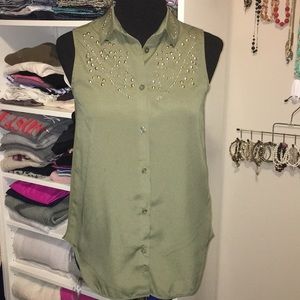 Sleeveless collared shirt